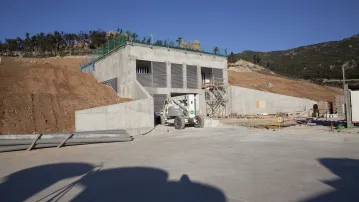 Plataforma de entrada del túnel y edificio técnico en La Junquera