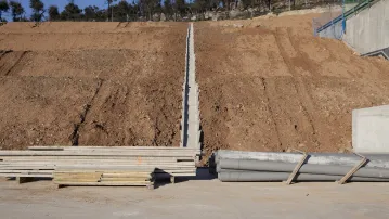 Plataforma de entrada del túnel y edificio técnico en La Junquera