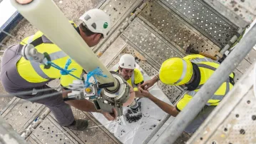 Connexió d’un extrem de cable a l’estació conversora de Baixàs