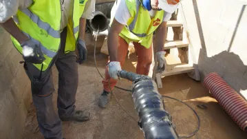 Installation of the cable in the tunnel entry, French side