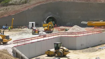 Construcción de la plataforma de entrada al túnel en Montesquieu-des-Albères