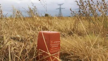02. Indicador d’una línia elèctrica subterrània al sud de les instal·lacions de Baixas.